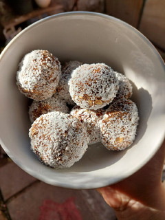 Una foto de Bolitas energéticas de chocolate