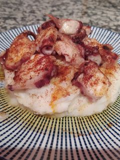 Una foto de Pulpo con pimentón sobre puré de patatas