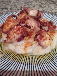 Una foto de Pulpo con pimentón sobre puré de patatas