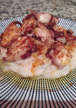 Una foto de Pulpo con pimentón sobre puré de patatas