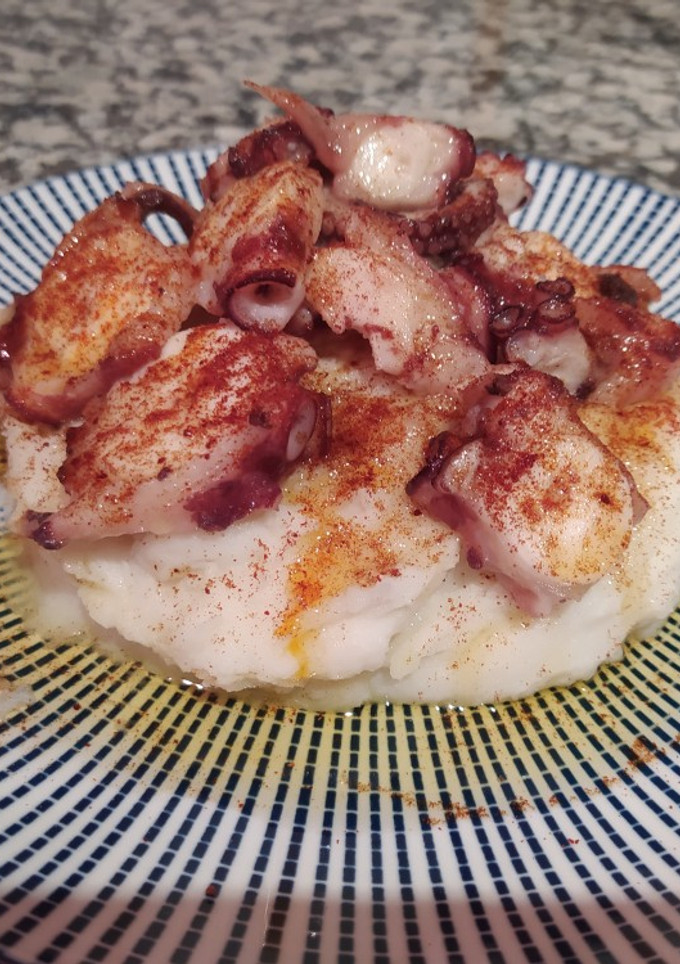 Una foto de Pulpo con pimentón sobre puré de patatas