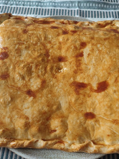 Una foto de Empanada de pollo y huevo con queso, rica rica