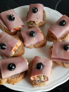 Una foto de Canapés de ensaladilla