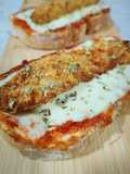 Tosta de pollo crujiente con sobrasada y queso