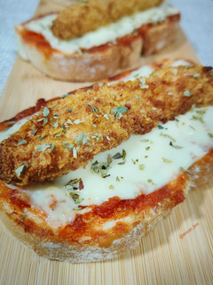 Una foto de Tosta de pollo crujiente con sobrasada y queso