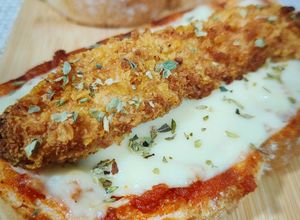 Foto principal de Tosta de pollo crujiente con sobrasada y queso
