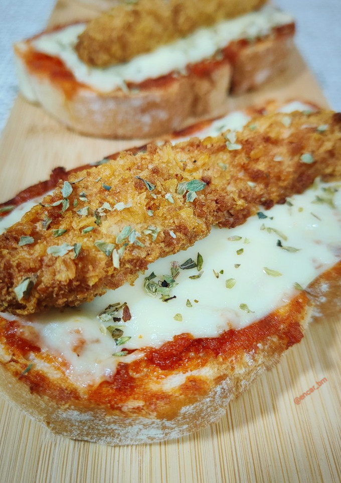 Una foto de Tosta de pollo crujiente con sobrasada y queso