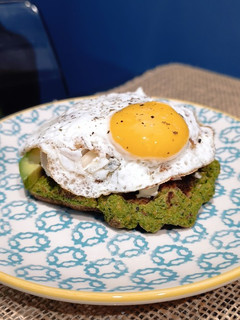 Una foto de Gofre de verduras con huevo a la plancha