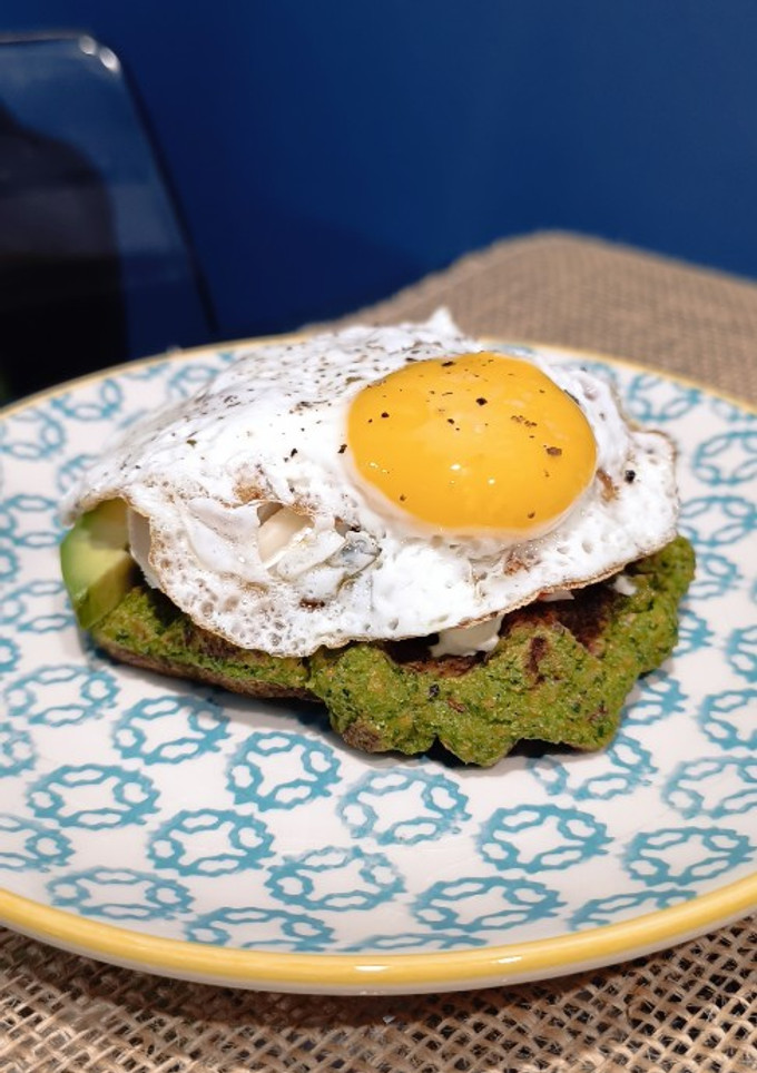 Una foto de Gofre de verduras con huevo a la plancha