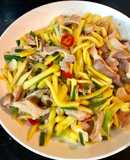 Dạ dày heo xào xoài xanh