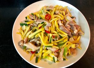 Hình của món Dạ dày heo xào xoài xanh.