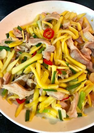 Hình của món Dạ dày heo xào xoài xanh.