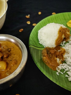சாதம் & மொச்சை கத்திரிக்காய் குழம்பு(rice,mocchai katthirikkai kulambu recipe in tamil) செய்முறை முக்கிய புகைப்படம்