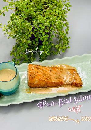Hình của món Cá hồi áp chảo sốt mè.