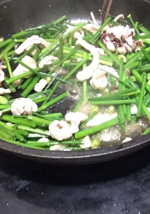 Hình của món Bông hẹ xào mực.
