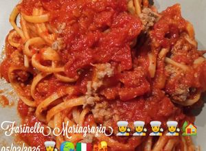 Foto di Pasta Linguine con pelato e tonno di fantasia 👩‍🍳🇮🇹🌍🏡🌇