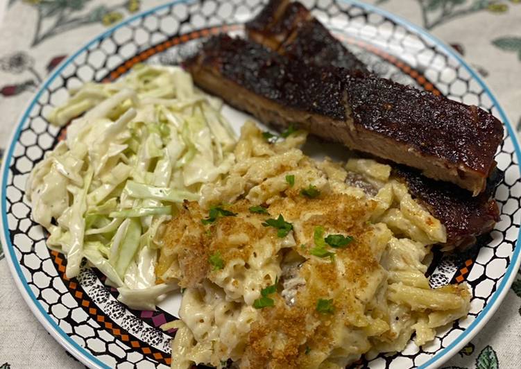 Ribs w/ Mac & Slaw Ribs w/ Mac & Slaw