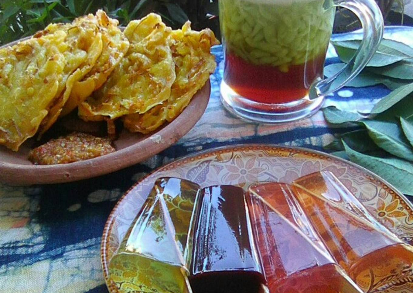 Tea time.es cendol,bakwan goreng dan agar2 tusuk