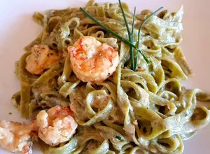 Una foto de Tagliatelli de espinaca con salsa de langostinos. 🍤🍤🍜