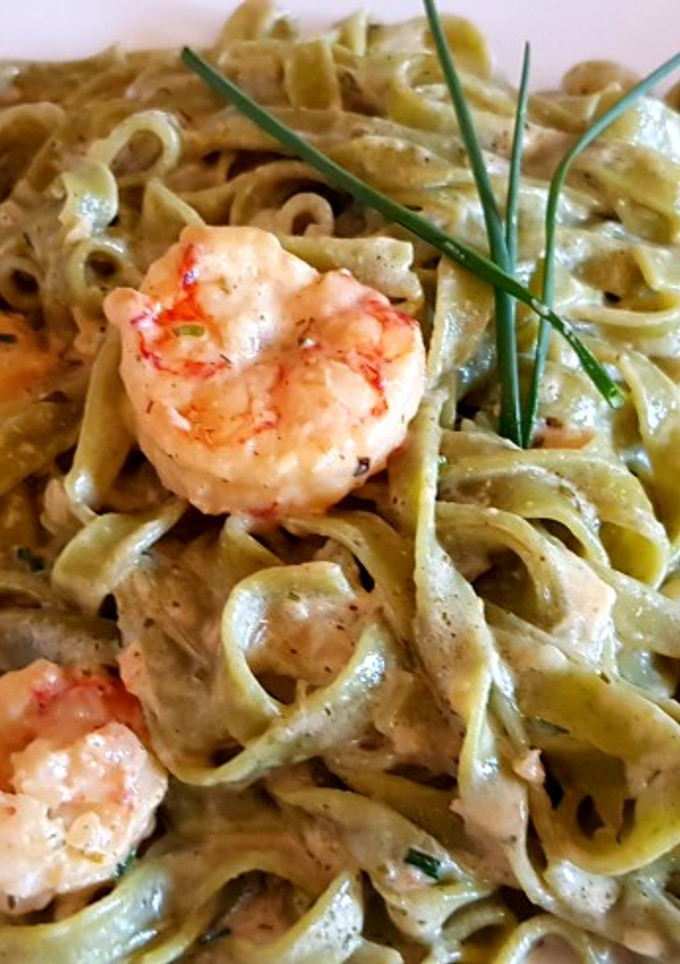 Una foto de Tagliatelli de espinaca con salsa de langostinos. 🍤🍤🍜