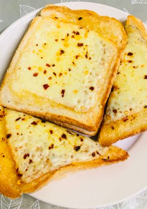 A picture of Cheesy toastie.