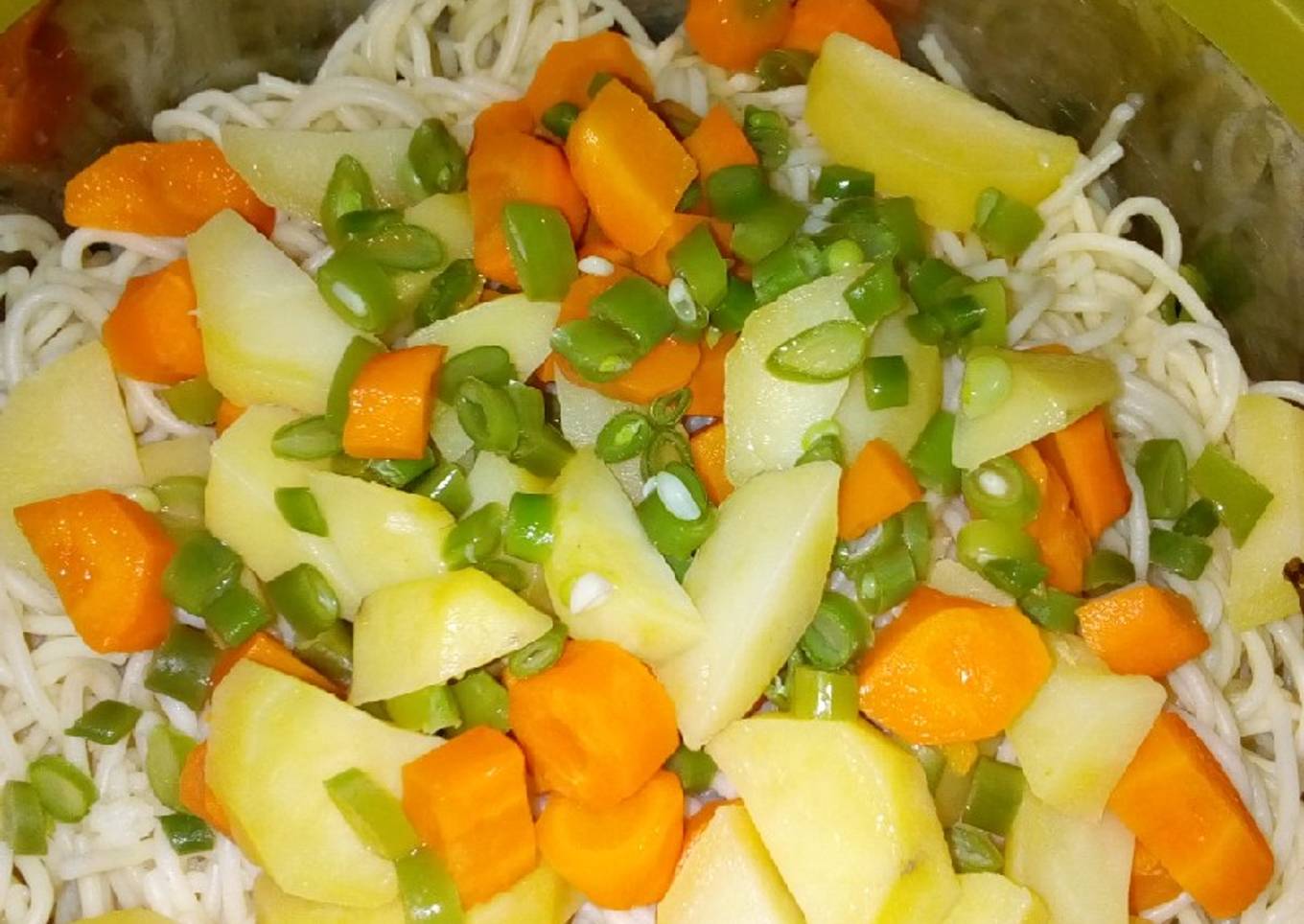 Spaghetti with veggies and stew