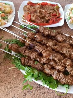 Una foto de Pinchos morunos con aliño típico marroquí