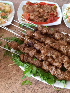 Una foto de Pinchos morunos con aliño típico marroquí