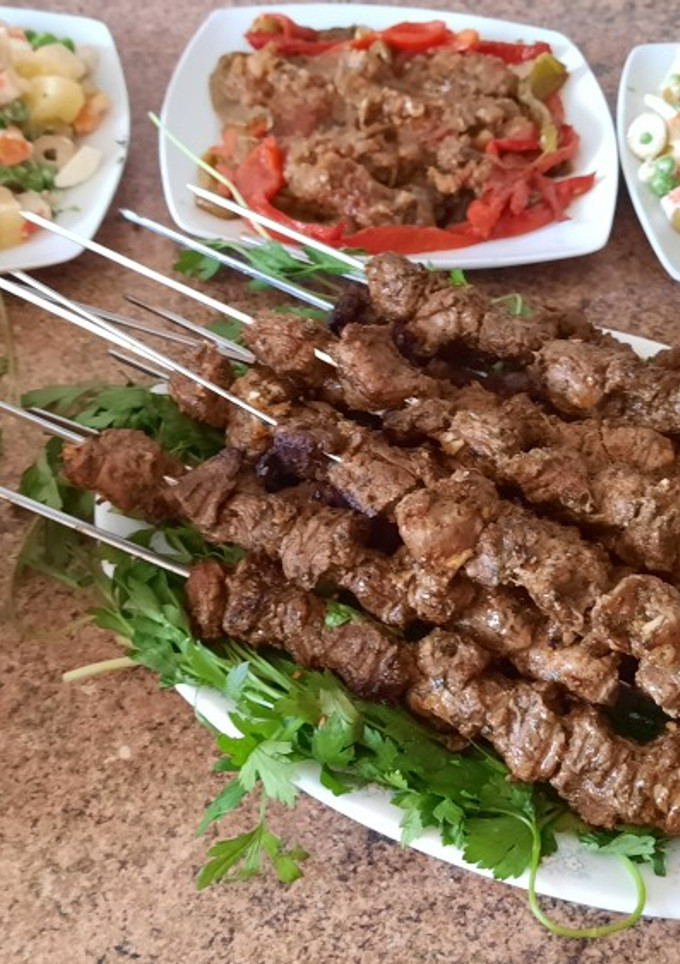 Una foto de Pinchos morunos con aliño típico marroquí
