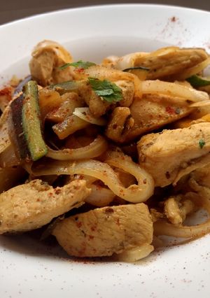 Una foto de Pollo salteado con verduras