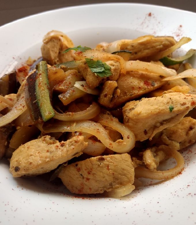 Una foto de Pollo salteado con verduras