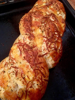Foto principal de Pan de ajo trenzado y relleno 🍞🧀🥓