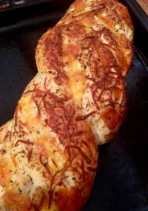 Una foto de Pan de ajo trenzado y relleno 🍞🧀🥓