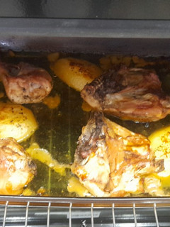 Una foto de Pollo al horno con patatas y salsa