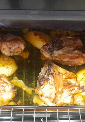 Una foto de Pollo al horno con patatas y salsa