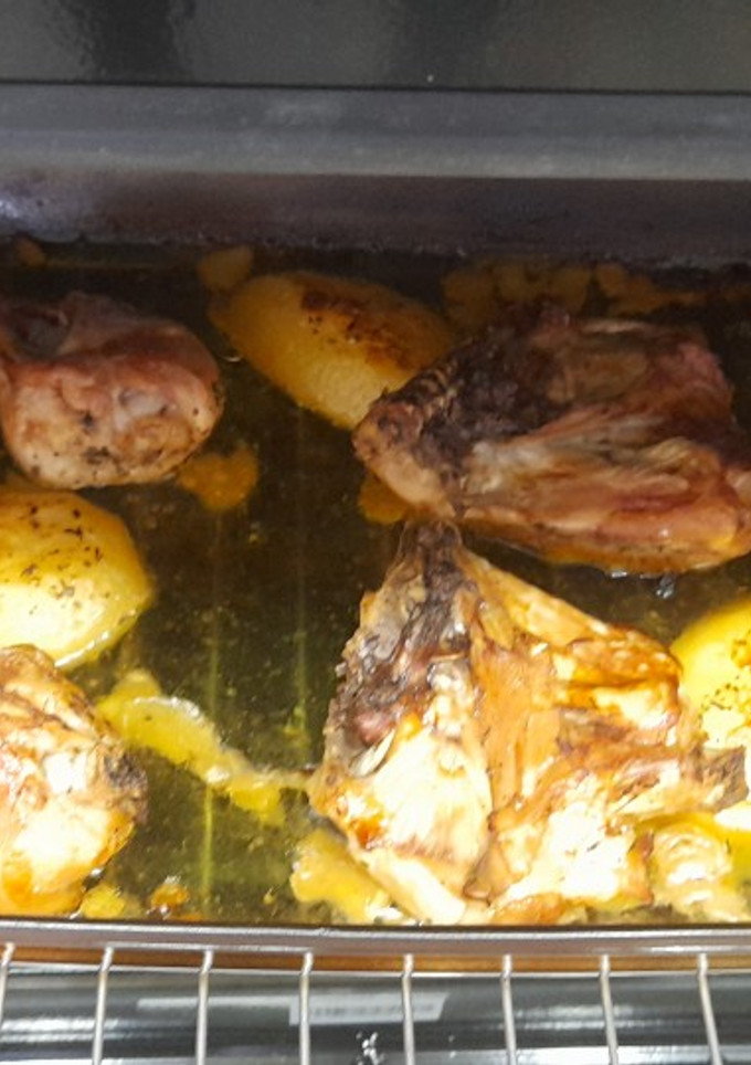 Una foto de Pollo al horno con patatas y salsa