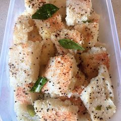 A picture of White dhokla with ground rice.