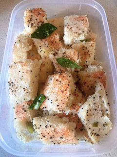 A picture of White dhokla with ground rice.