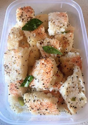 A picture of White dhokla with ground rice.