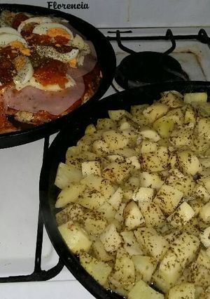 Una foto de Pollo a la pizza con papas al provenzal
