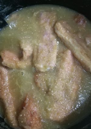 Una foto de Niños envueltos en salsa verde