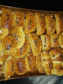 صورة لوصفة معجنات بحشوات مختلفة (جبنة وسويس)