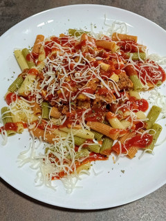 Una foto de Macarrones rallados con verduras, huevo y atún