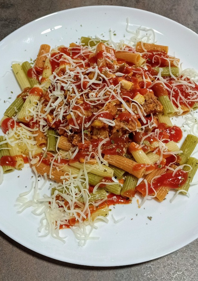 Una foto de Macarrones rallados con verduras, huevo y atún