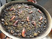 Una foto de fideos con tinta de calamar