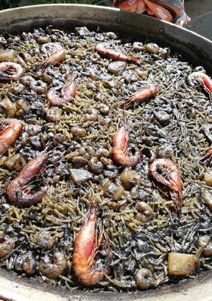 Una foto de Fideuà negra🦑🦐🖤