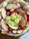 Insalata estiva di ceci con pesche noci bianche
