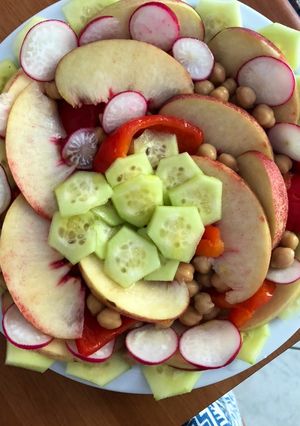 Foto di Insalata estiva di ceci con pesche noci bianche