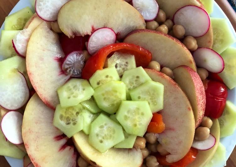 Insalata estiva di ceci con pesche noci bianche