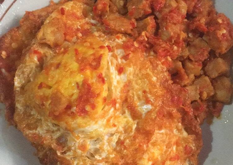 Langkah Mudah untuk Menyiapkan Telor ceplok sambel balado + tempe, Sempurna